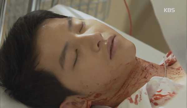 Yoo Shi Jin bị bắn trọng thương, suýt mất mạng.