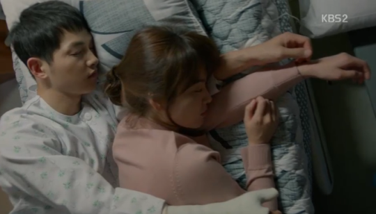 Cặp đôi ôm nhau ngủ khi đang xem dở bộ phim.