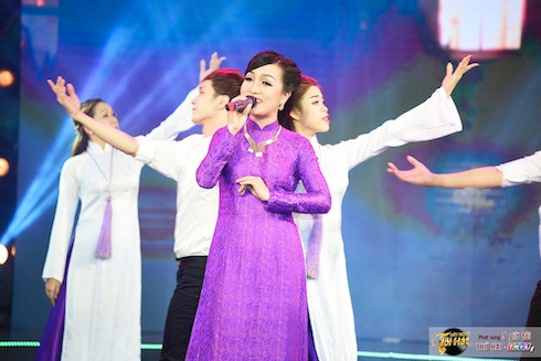 Hà Vân hát "Hai đầu nỗi nhớ" đầy cảm xúc.