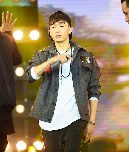 Chi Dân hát một ca khúc nhạc trẻ khá nổi tiếng của Bảo Yến là Hoang vắng theo phong cách nhạc EDM cùng vũ đoàn, nam ca sỹ trẻ tuổi nhận được 44.3 điểm sau đêm thi. 