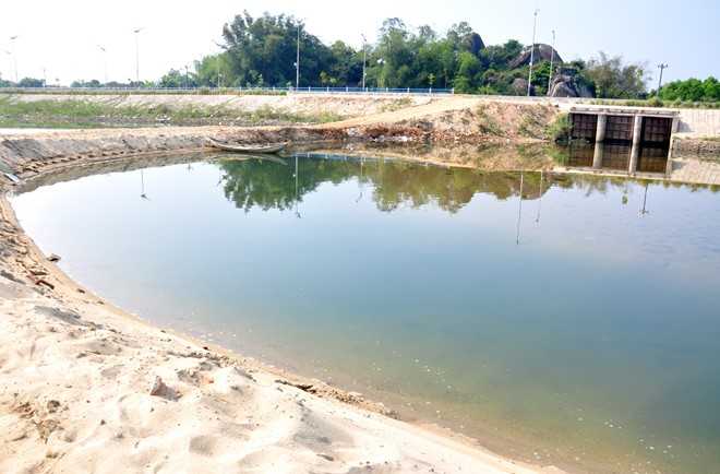 Vũng nước sâu nơi 9 em học sinh chết đuối (Ảnh: M.Hoàng)