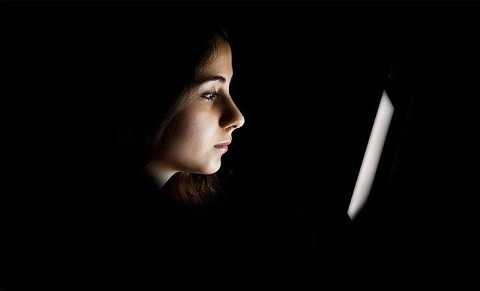 Không nên để điện thoại tối quá hoặc sáng quá sẽ ảnh hưởng tới mắt Không nên để điện thoại tối quá hoặc sáng quá sẽ ảnh hưởng tới mắt