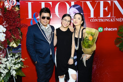 Quang Lê cũng đến chúc mừng Lệ Quyên.