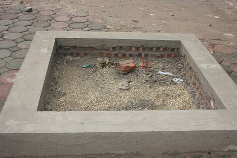 Hố bom đã được người dân lấp đầy.