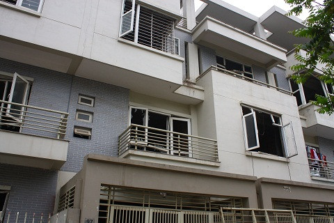 Nhiều căn nhà bị ảnh hưởng nhẹ chỉ bung cửa sổ và vỡ kính