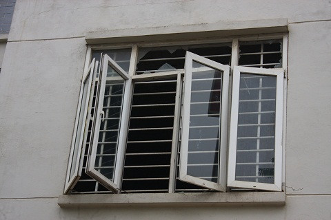 Kính của vài cửa sổ vỡ hoàn toàn.