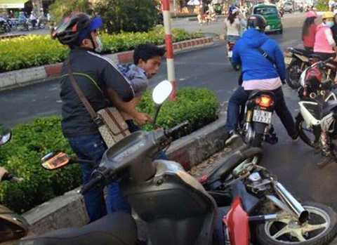 Đội hiệp sĩ trong một lần khống chế kẻ cướp giật. Ảnh: NVS