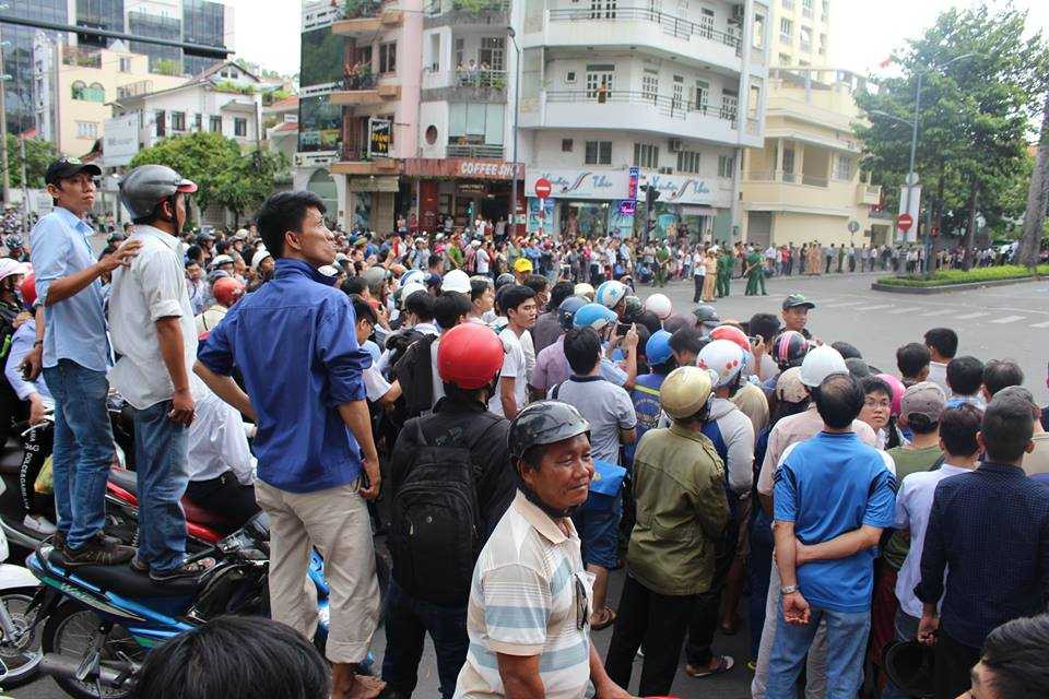 Người dân xếp hàng kín hai bên đường 