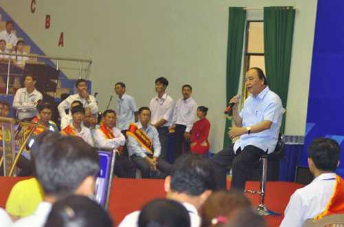 Hình ảnh ấn tượng: Thủ tướng ngồi ghế xoay đối thoại với công nhân, quan chức ăn cá, tắm biển cùng dân