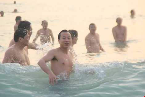 Bí thư Đà Nẵng Nguyễn Xuân Anh và lãnh đạo TP hồ hởi tắm biển cùng người dân và du khách tại biển Đà Nẵng