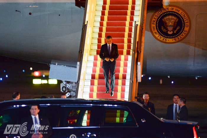 Tổng thống Obama bước xuống từ Air Force One - Ảnh: Tùng Đinh