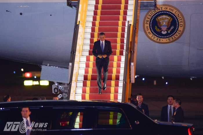 Tổng thống Mỹ Obama bước xuống chuyên cơ Air Force One sau khi hạ cánh xuống Nội Bài - Ảnh: Tùng Đinh