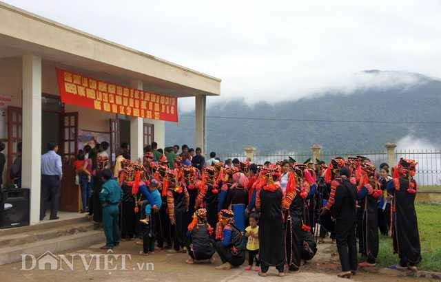 Ngay từ sáng sớm, bà con đã có mặt đông đủ ở uỷ ban xã để tham gia bầu cử