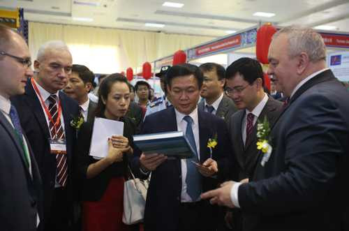 Phó Thủ tướng Vương Đình Huệ trao đổi với đại diện DN Hàn Quốc tham gia hội chợ
