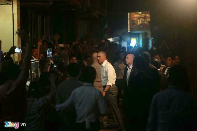 Ông Obama xuất hiện trong bộ trang phục giản dị Ảnh: Việt Hùng/Zing