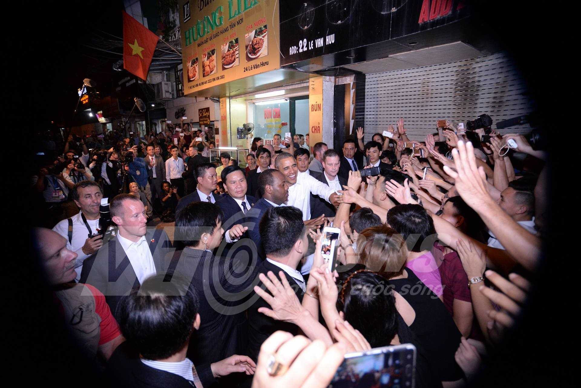 Trước đó, khoảng 20h tối 23/5, tổng thống Obama bất ngờ xuất hiện trên phố Lê Văn Hưu (ảnh Tùng Đinh)