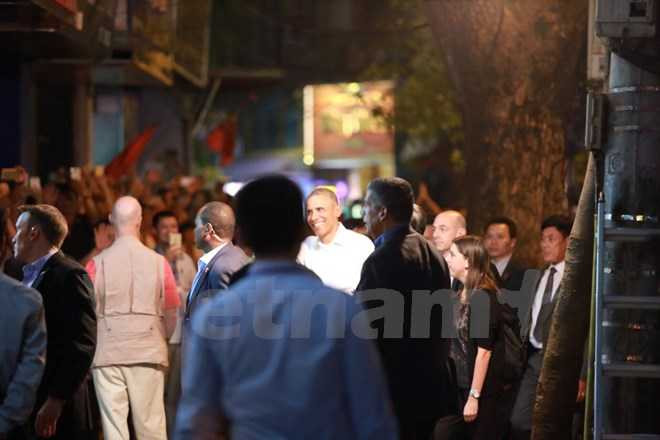 Ông chủ nhà trắng rất thân thiện với người dân xung quanh (ảnh Minh Sơn/Vietnamplus)