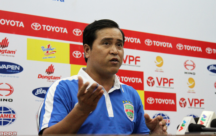 HLV Nguyển Thanh Sơn của B.Bình Dương, phản ứng rất mạnh khi được hỏi về vụ việc Đình Luật nhận án kỉ luật từ VFF (Ảnh: Hoàng Tùng)
