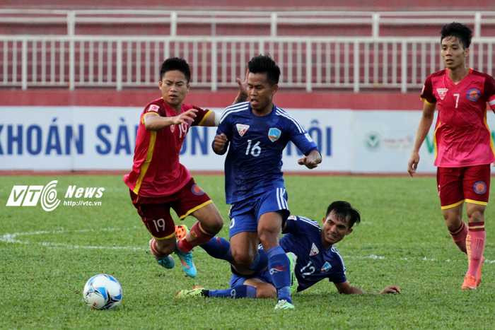 Sài Gòn (áo đỏ) có trận hòa không bàn thắng trước QNK.Quảng Nam trong ngày 'chào sân' Thống Nhất (ảnh: Hoàng Tùng)