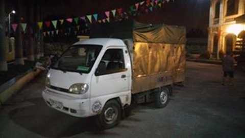 Chiếc xe chờ thùng phuy chứa dầu ăn đã qua sử dụng, mang đi tiêu thụ trên thị trường Chiếc xe chờ thùng phuy chứa dầu ăn đã qua sử dụng, mang đi tiêu thụ trên thị trường