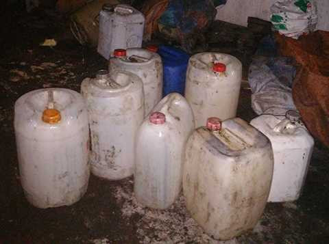 Những chiêc can bẩn dùng để chứa dầu bẩn Những chiêc can bẩn dùng để chứa dầu bẩn