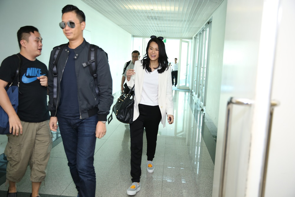 Hồ Hạnh Nhi thân thiện, bị fans vây kín khi vừa đến Việt Nam