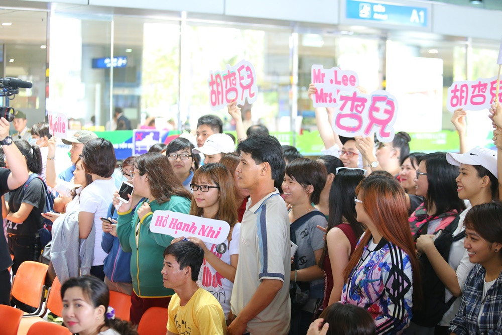 Hồ Hạnh Nhi thân thiện, bị fans vây kín khi vừa đến Việt Nam