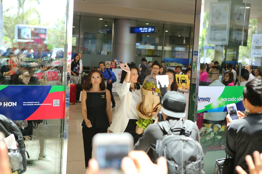 Hồ Hạnh Nhi thân thiện, bị fans vây kín khi vừa đến Việt Nam