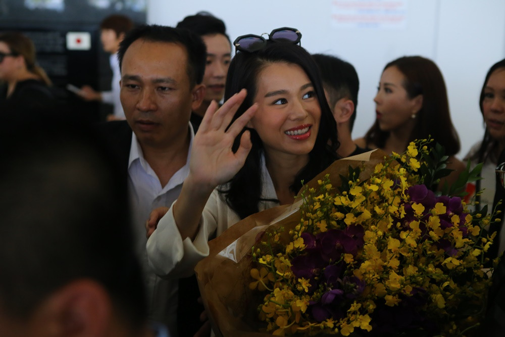 Hồ Hạnh Nhi thân thiện, bị fans vây kín khi vừa đến Việt Nam