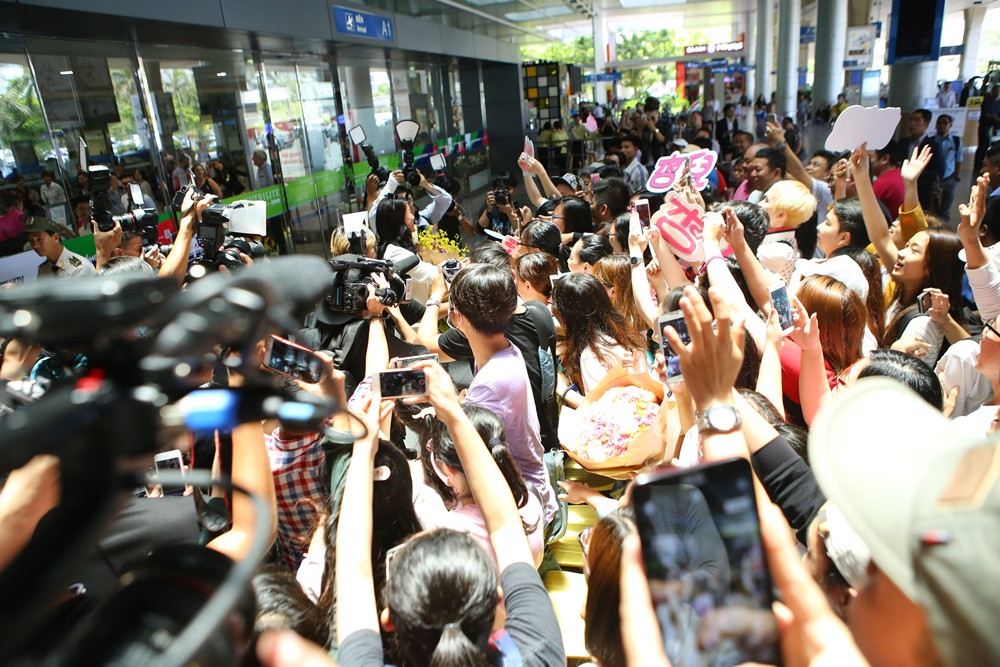 Hồ Hạnh Nhi thân thiện, bị fans vây kín khi vừa đến Việt Nam