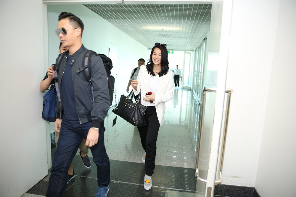 Hồ Hạnh Nhi thân thiện, bị fans vây kín khi vừa đến Việt Nam