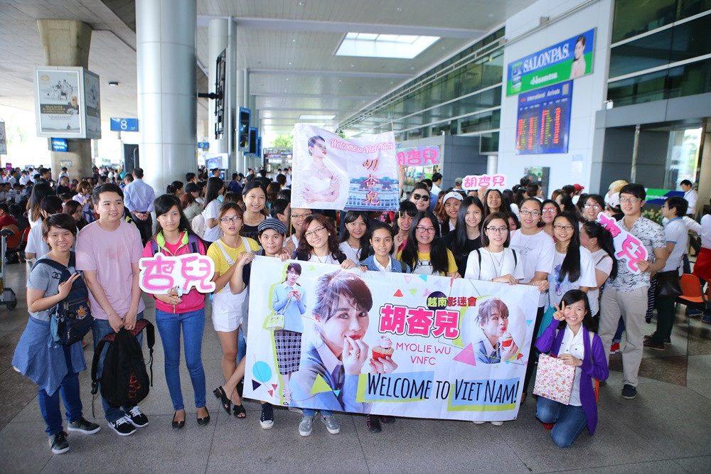 Rất đông fans đã đến chờ Hồ Hạnh Nhi