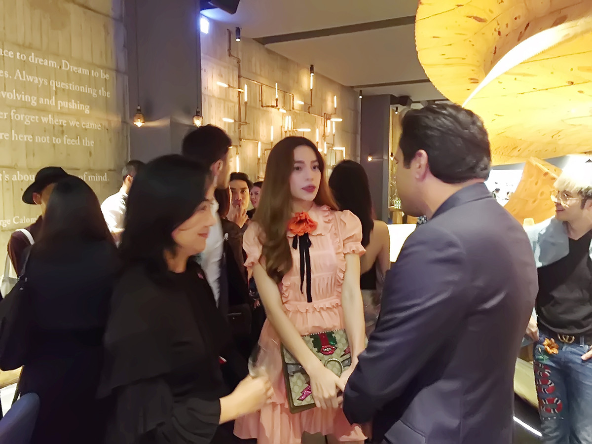 Trong chuyến đi này, nữ ca sỹ cũng có cơ hội gặp gỡ các biên tập viên thời trang quốc tế