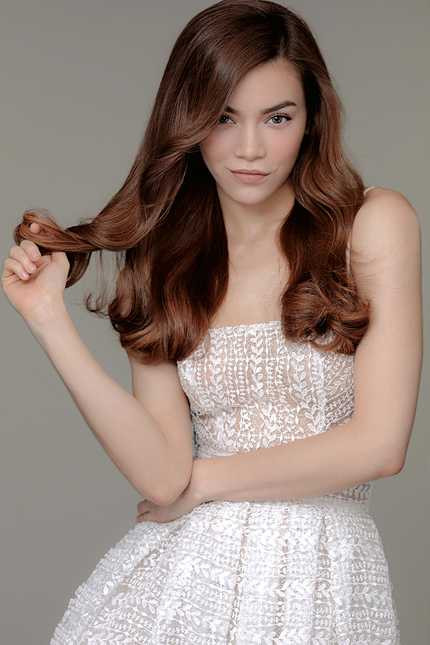 Hồ Ngọc Hà diện váy mỏng manh trong suốt, nhắn nhủ khán giả 'Đừng đi'