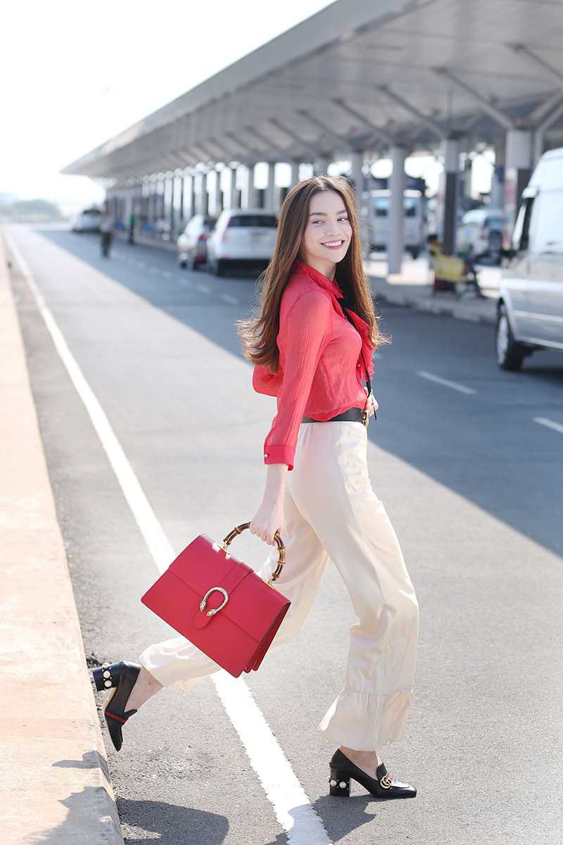 Hồ Ngọc Hà thanh lịch, khoe khéo túi xách hàng hiệu