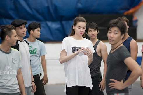 Hồ Ngọc Hà hăng say trở lại tập luyện cho ca khúc mới.