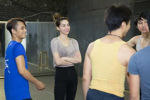 Hồ Ngọc Hà khoe vẻ sexy với đồ xuyên thấu.