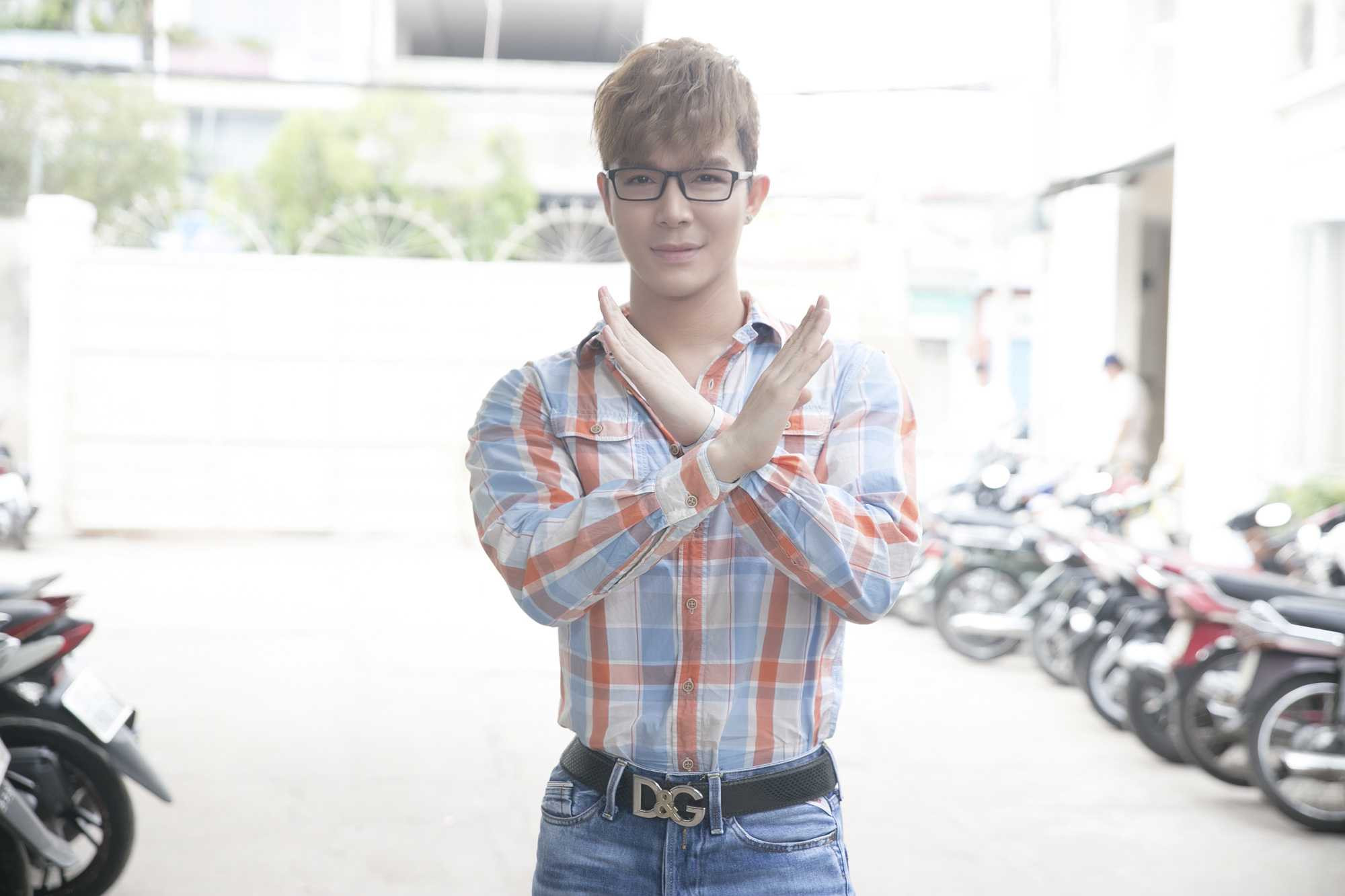 Hồ Quỳnh Hương – Nathan Lee cười đùa thân thiết khi quay hình