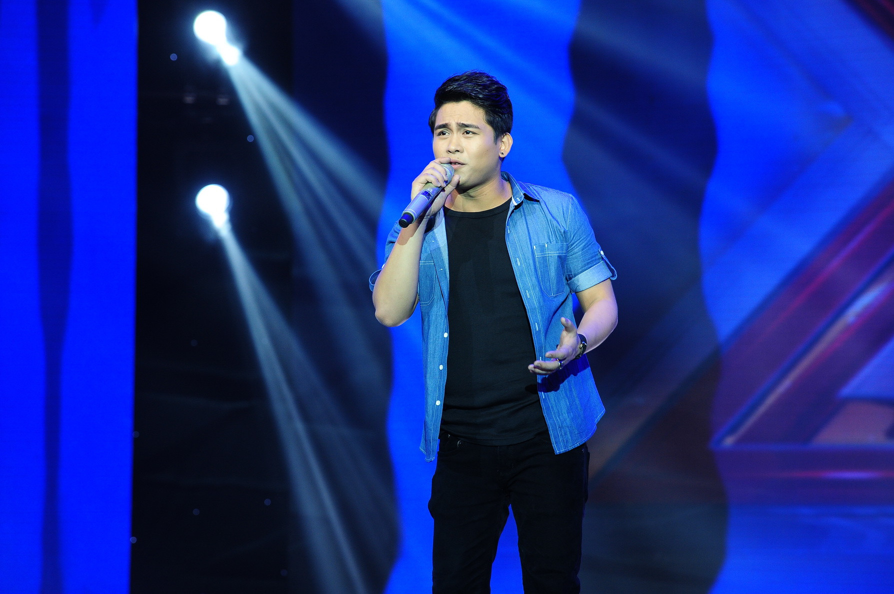 Nguyễn Đình Nhân thể hiện Người đàn bà hoá đá của nhạc sỹ Trần Lập