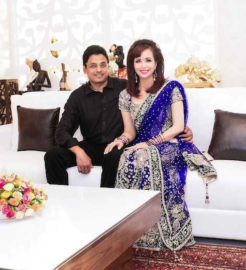 Hoa hậu Diệu Hoa hạnh phúc nắm tay chồng đến dự sự kiện.