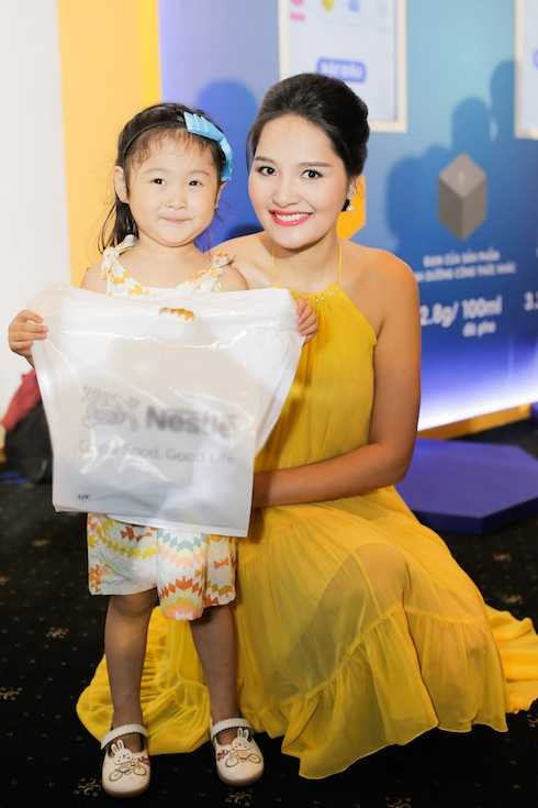 Hương Giang đưa con gái Tiểu Panda đến một sự kiện tại TP.HCM khi đang mang bầu đứa con thứ hai. Dù không giấu tin vui này nhưng người đẹp sinh năm 1987 từ chối tiết lộ giới tính thai nhi. Hương Giang đưa con gái Tiểu Panda đến một sự kiện tại TP.HCM khi đang mang bầu đứa con thứ hai. Dù không giấu tin vui này nhưng người đẹp sinh năm 1987 từ chối tiết lộ giới tính thai nhi.