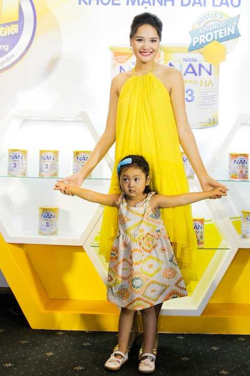 Cô chỉ tâm sự: 'Tiểu Panda rất vui khi biết sắp có em. Mọi thứ đến đều tự nhiên và dễ dàng hơn cho tôi trong lần mang thai thứ hai. Đồ của Tiểu Panda cũng còn rất nhiều nên vợ chồng sẽ không mua sắm mấy. Chúng tôi đặt tên con là Bear (Gấu Bắc Cực)'. Cô chỉ tâm sự: 'Tiểu Panda rất vui khi biết sắp có em. Mọi thứ đến đều tự nhiên và dễ dàng hơn cho tôi trong lần mang thai thứ hai. Đồ của Tiểu Panda cũng còn rất nhiều nên vợ chồng sẽ không mua sắm mấy. Chúng tôi đặt tên con là Bear (Gấu Bắc Cực)'.