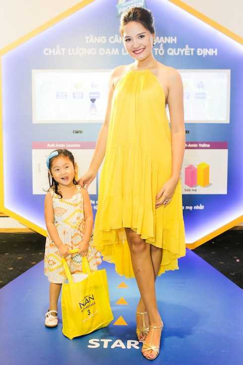 Hiện gia đình cô chủ yếu sống ở Campuchia vì yêu cầu công việc của ông xã. Ông xã cô dự định sẽ đưa cả gia đình về quê Hương Giang ở Hải Dương vào tháng 6 để người đẹp thoải mái dưỡng thai và chuẩn bị sinh con. Hiện gia đình cô chủ yếu sống ở Campuchia vì yêu cầu công việc của ông xã. Ông xã cô dự định sẽ đưa cả gia đình về quê Hương Giang ở Hải Dương vào tháng 6 để người đẹp thoải mái dưỡng thai và chuẩn bị sinh con.