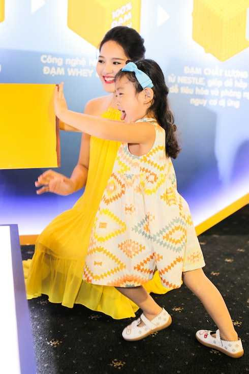 Khi cùng mẹ xuất hiện tại sự kiện về vấn đề tăng cân khỏe mạnh ở trẻ em cuối tuần vừa rồi, Tiểu Panda tỏ ra rất tự tin, hoạt bát. Trong khi Hương Giang cùng các mẹ chia sẻ kinh nghiệm nuôi con thì cô bé chủ động tham gia các trò chơi vận động tại chương trình. Khi cùng mẹ xuất hiện tại sự kiện về vấn đề tăng cân khỏe mạnh ở trẻ em cuối tuần vừa rồi, Tiểu Panda tỏ ra rất tự tin, hoạt bát. Trong khi Hương Giang cùng các mẹ chia sẻ kinh nghiệm nuôi con thì cô bé chủ động tham gia các trò chơi vận động tại chương trình.