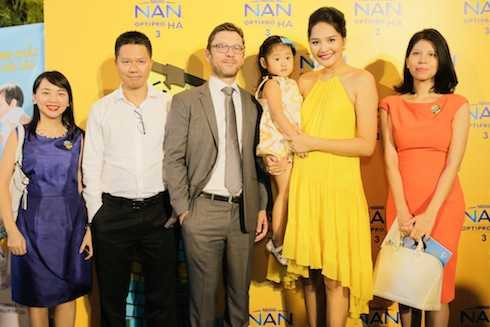 Ngoài ra, người đẹp cũng khuyên các bà mẹ khác cố gắng duy trì cho con bú sữa mẹ trong 6 tháng đầu đời và không nên cho trẻ ăn dặm quá sớm (trước 4 tháng). Ngoài ra, người đẹp cũng khuyên các bà mẹ khác cố gắng duy trì cho con bú sữa mẹ trong 6 tháng đầu đời và không nên cho trẻ ăn dặm quá sớm (trước 4 tháng).