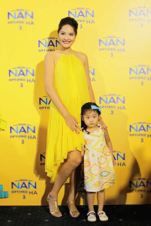 Từ lúc sinh ra đến nay, Tiểu Panda của Hoa hậu Hương Giang luôn tăng cân khỏe mạnh và chưa bao giờ phải đối mặt với tình trạng thừa cân, béo phì. Ở nhà, bé rất thích nhảy múa, ca hát, chăm chỉ 'lao động” bằng cách phụ giúp mẹ những việc nhỏ trong nhà. Từ lúc sinh ra đến nay, Tiểu Panda của Hoa hậu Hương Giang luôn tăng cân khỏe mạnh và chưa bao giờ phải đối mặt với tình trạng thừa cân, béo phì. Ở nhà, bé rất thích nhảy múa, ca hát, chăm chỉ 'lao động” bằng cách phụ giúp mẹ những việc nhỏ trong nhà.