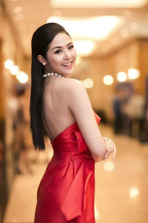 Hoa hậu Ngọc Hân gợi cảm với váy đỏ