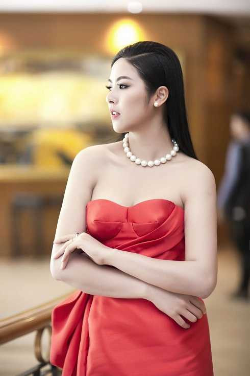 Hoa hậu Ngọc Hân gợi cảm với váy đỏ