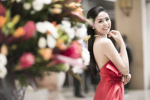 Hoa hậu Ngọc Hân gợi cảm với váy đỏ