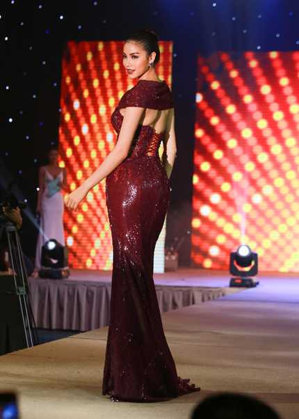 Phạm Hương ngẫu hứng sải bước catwalk Phạm Hương ngẫu hứng sải bước catwalk